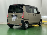 後席の窓には外から車内が見えにくくなるプライバシーガラスを採用。周りを気にせずリラックスして過ごせます