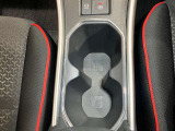 運転席・助手席のドリンクホルダーです。手のとどきやすい位置にあるので便利です