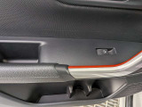 パワーウィンドウのスイッチですよ。運転席に居ながら窓を開け閉めのコントロールできます。
