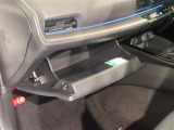助手席前のグローブボックス