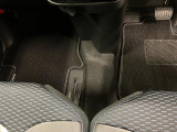 運転席から助手席への移動も簡単です。