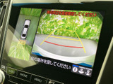 後方の映像に加えて車両周辺を示す表示もあり、駐車時に周囲の状況を確認する目安になります。画面のガイドラインも見やすく、後退時の安全確認を助けてくれます。
