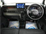 運転にかかわる様々な操作を安全に行えるように視点移動が少なく、操作性に配慮されたスイッチ類が凝縮されたコクピットです。