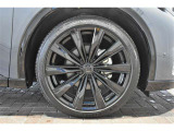 純正21インチアルミ、タイヤサイズは225/45R21です。