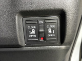 両側電動スライドドア!!荷物で手が塞がる時など簡単にドアの開閉が出来ます!何より力いらずで開閉OK!女性やお年寄りにも優しい♪電動機能はOFFにもできますから元気なお子様の駆け出しも安心!