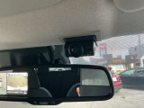 流行りのドライブレコーダー付きのお車です!万が一の時も安心ですね!!