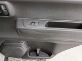 パワーウィンドウのスイッチですよ。運転席に居ながら窓を開け閉めのコントロールできます。