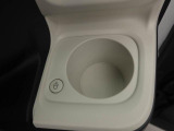 カップホルダーは運転席や助手席からちょうど手の届く位置です!!