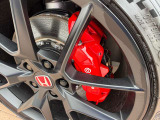 フロントブレーキシステムにBrembo社製ものブロックアルミ対向4ポッドキャリパー