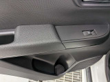 パワーウィンドウのスイッチですよ。運転席に居ながら窓を開け閉めのコントロールできます。