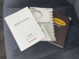 メンテナンスノート、取扱説明書です。 その車の整備記録が事細やかに記録されています。 車が生まれてから今までどのような道を歩んできたのか判るとても重要な物ですよ。