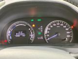 速度計や各種表示が運転席前にまとまり、走行中に必要な情報を確認しやすい配置です。警告灯やシフト位置、外気温なども表示され、日々の運転を支える見やすいメーターまわりです。