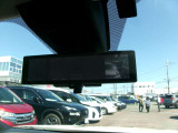 スマート・ルームミラー。ルームミラーに、リヤカメラの車両後方映像を表示。世界初の新技術で、荷物や人で見えづらかった後方視界がクリアに!