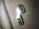 家族やパートナーと個別に持てるため、貸し借りの手間がなくスムーズに乗車できます。また、メインキーを自宅に置いたまま、もう一方をサブとして常に鞄に入れておけるため、持ち出し忘れを防げる点も便利です。