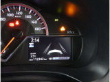 カラーヘッドアップディスプレイ付き。少ない視線移動で情報を確認できるので、運転の疲労軽減に繋がりますよ♪