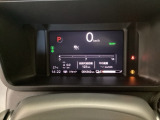 デジタル表示のスピードメーターとタコメーター、燃費やオドメーターなどの表示の他に、ホンダセンシング機能などの表示もできる多機能なマルチインフォメーション・ディスプレイです。