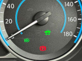 ハイビームアシストが付いています!カメラが先行・対向車のライトを検知し、自動的にハイビームとロービームを切り替えるシステムです。夜間の運転を安全にし、運転者の負担を軽減します。