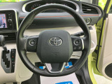 手元の左右にスイッチがまとまり、運転姿勢を保ちながら各種機能を扱いやすい設計です。握りやすい形状で、視線を大きく移さずに操作しやすく、毎日の運転をサポートしてくれます。