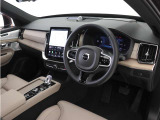 XC90の車内に漂う落ち着きある雰囲気をお楽しみください。優れた遮音性と先進のサスペンションテクノロジーにより、キャビンに侵入するロードノイズと不快な振動を最小限に抑えました。