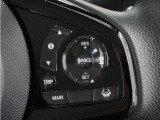 ◆アダプティブクルーズコントロール◆予め設定した車速内でクルマが自動的に加減速。前走車との適切な車間距離を維持しながら追従走行します。【LKAS】車線維持支援システムでステアリング操作を支援。