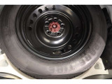 ■応急用タイヤ装着車■この車両には応急用タイヤが搭載されています。パンクしたタイヤは備え付けの応急用タイヤと交換も出来ますので安心ですね♪