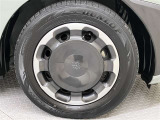 シエンタ専用のオシャレなホイールカバーがついています。タイヤサイズは185/65R15になります。
