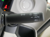 【オートライト】車外の明るさに応じて、自動的にライトの点灯・消灯をしてくれます。トンネルが続くような道でも、スイッチを操作する必要がありません。消し忘れの心配もありません。