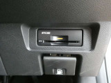 純正ETC2.0付 料金所もスムーズに通れ、割引料金の適用もあります。ビルトインできれいに収まっており、見た目もスマートです。
