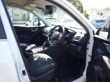 運転席シートに破れなどはございません。
