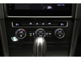 【エアコン】2ゾーンフルオートエアコンディショナー(運転席/助手席)になっております。暑がりの方と寒がりの方が同席しても大丈夫です。タッチスライダー操作。