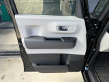 助手席側のパネルも運転席側同様、ドリンクホルダーや小物入れが充実しており、無駄なく使いやすい車内空間となっております!