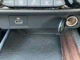 12V電源のアクセサリーソケットとUSB電源ソケットです。スマートフォンの充電に便利です。