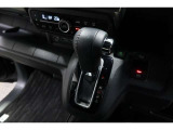 インパネシフトだから視線の移動も少なく足元もスッキリ♪運転席もゆったりしているのでゆとりを持ってドライブできますね!