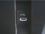 USB接続により外部オーディオと連携する事が出来、車内で音楽を楽しむ事が出来ます。