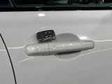 キーのボタンを押したり、キーをドアロックに挿入したりすることなく、車両に乗ることができます。これによりキーを見つけるためにポケットやバッグを探したり、アンロックボタンを押したりする必要が無くなります。