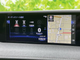 AM・FMやディスク、USB、Bluetoothなど、複数のオーディオソースが画面に表示されています。地図も同時に確認でき、利用する音源を選ぶ際に内容を把握しやすい構成です。