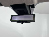 インテリジェントルームミラー付きですので後席に大人が乗ったり大きな荷物を載せて後方確認しずらい時にワンプッシュでカメラへ切り替える事が出来ますので後方を確認が出来ます!