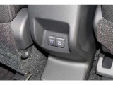 センターコンソール後USB電源ソケット