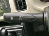 雨天時でもクリアな視界を確保できるワイパーレバー。速度調整もスムーズに行え、運転の安全性を高めます。ウォッシャー液の噴射も簡単に操作できます。