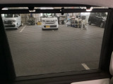 【ロールサンシェード】同乗者へのおもてなし。強い日差しを遮りつつ、外の景色も程よく楽しめるメッシュ素材が優秀です。家族や大切な人を日焼けや暑さから守る、優しい装備です。