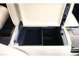 浅型のトレイを備えた使いやすいコンソールボックスです。両開きで運転席からも助手席からも使いやすい収納です。姿勢を崩さず手の届きやすい場所にある収納はあると便利ですね。