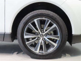 純正のアルミホイール装着車です。タイヤサイズは225/60R18です。