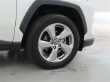 装着タイヤサイズは、225/60R18です。純正アルミホイールを装着しております。