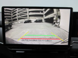 バックカメラの画像です。ガイドラインがスムースな車庫入れをサポートいたします。車庫入れの安心感がアップしますね。