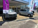 国道沿いにはたくさんの新車を展示しております。