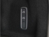 オートレベライザーは走行中に車両のサスペンションと衝撃吸収特性を自動的に制御して、快適性と機能性を最適な状態に保ちます。荷積みや乗り降りをしやすくするために、手動で車高を調節することもできます。