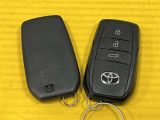 スマートキーはカバンやポケットから取り出すことなく、ドアのロックアンロックやエンジンの始動が出来ます!