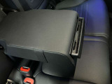 メルセデスのシートは少し硬めになっております。長時間の運転の際、適度な反発があることでお尻や腰の負担を減らす効果が御座います。