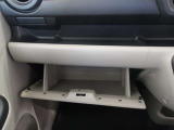 車検証などの収納に便利なグローブボックスです。