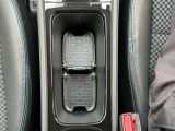 センターコンソールボックスには、大型のドリンクホルダーがございます。
